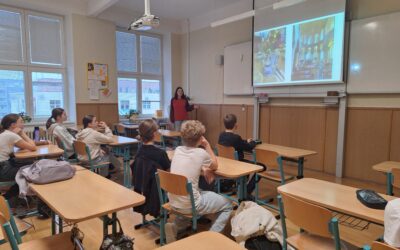 Rodilá mluvčí – americká studentka Kinsey McGuire ve výuce.